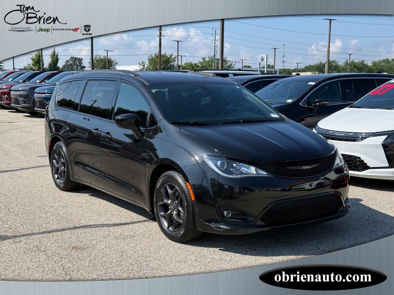 Chrysler Pacifica Vehicle Full-screen Gallery Image 01
