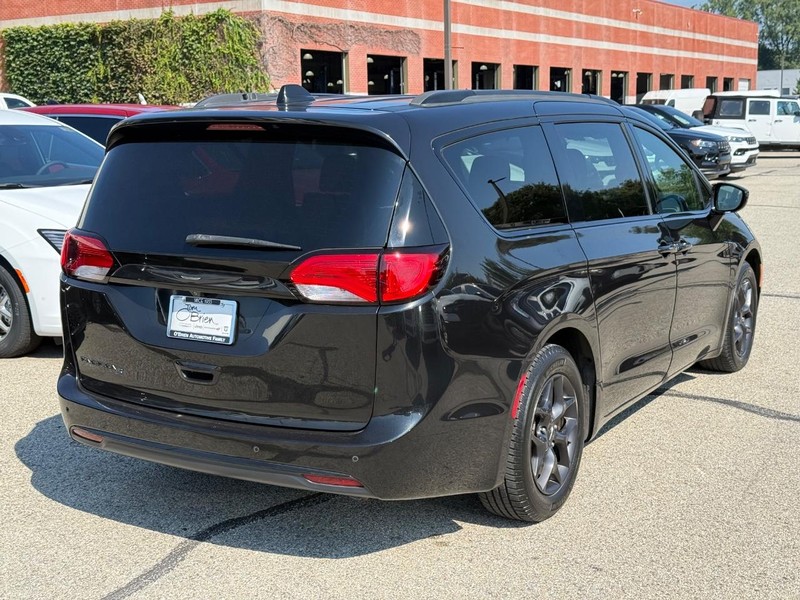 Chrysler Pacifica Vehicle Full-screen Gallery Image 03