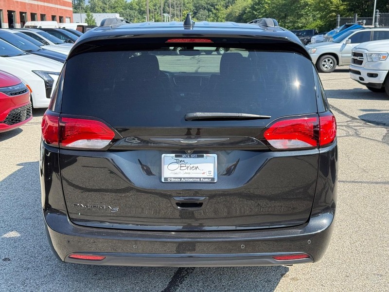 Chrysler Pacifica Vehicle Full-screen Gallery Image 04