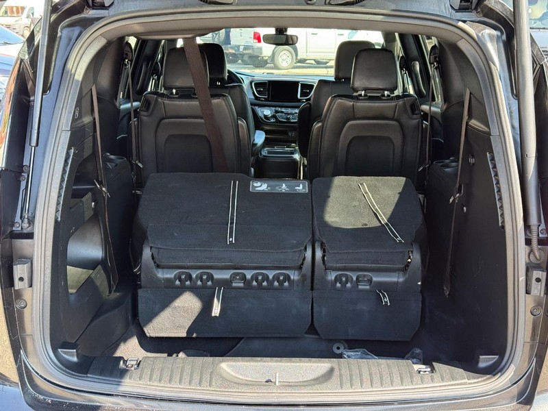 Chrysler Pacifica Vehicle Full-screen Gallery Image 07