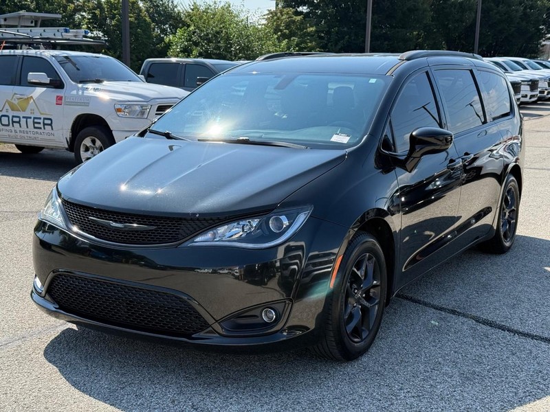 Chrysler Pacifica Vehicle Full-screen Gallery Image 09