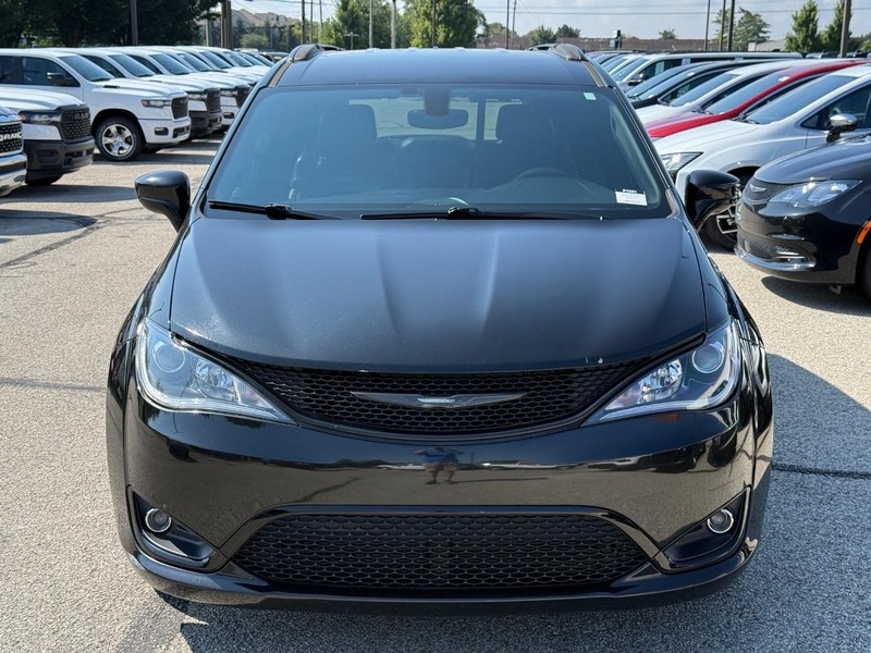 Chrysler Pacifica Vehicle Full-screen Gallery Image 10