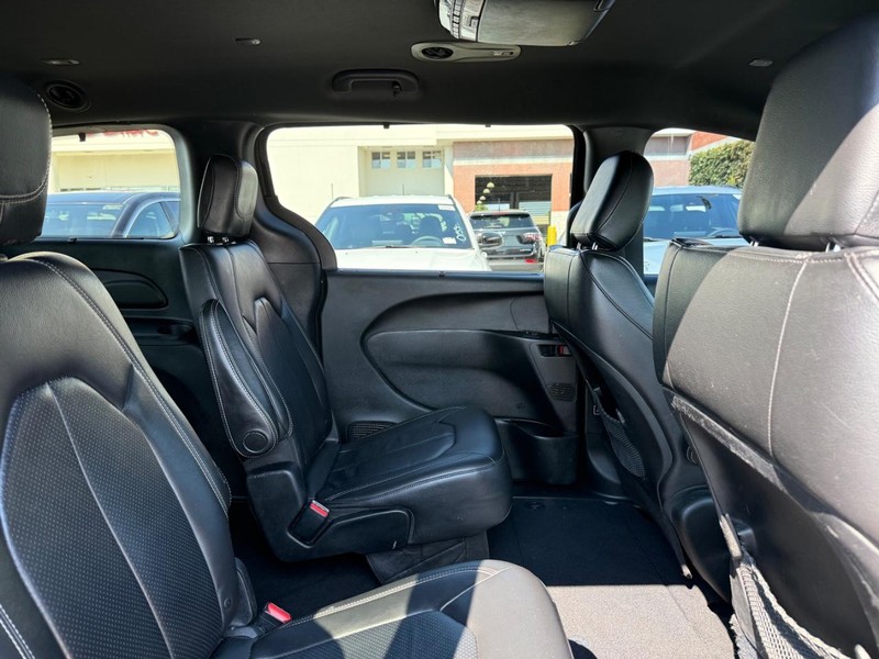 Chrysler Pacifica Vehicle Full-screen Gallery Image 11