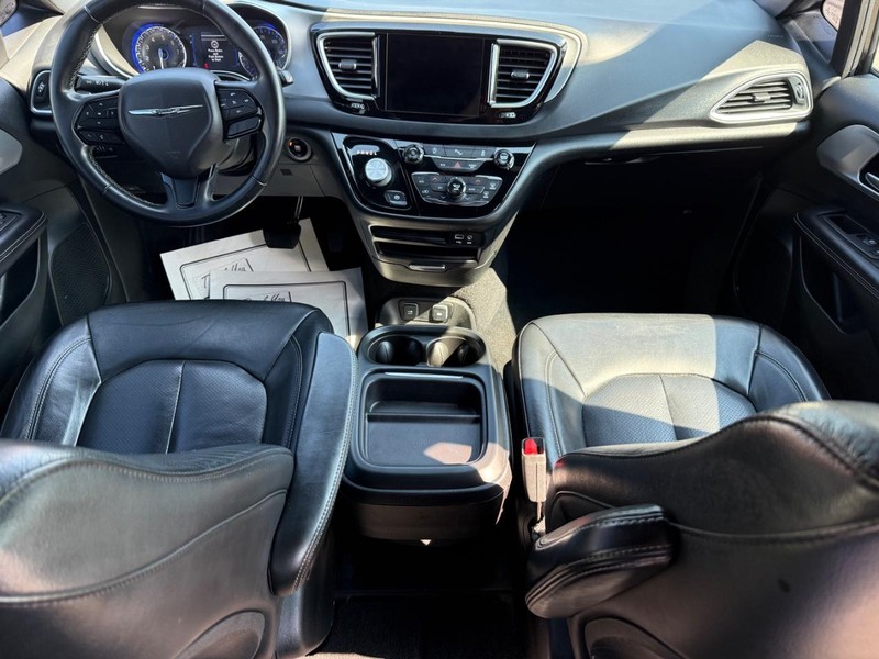 Chrysler Pacifica Vehicle Full-screen Gallery Image 12
