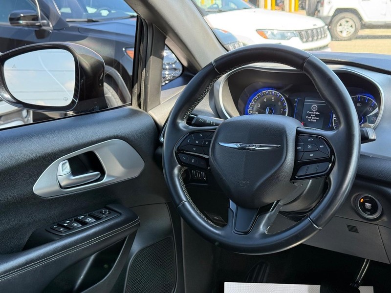 Chrysler Pacifica Vehicle Full-screen Gallery Image 13