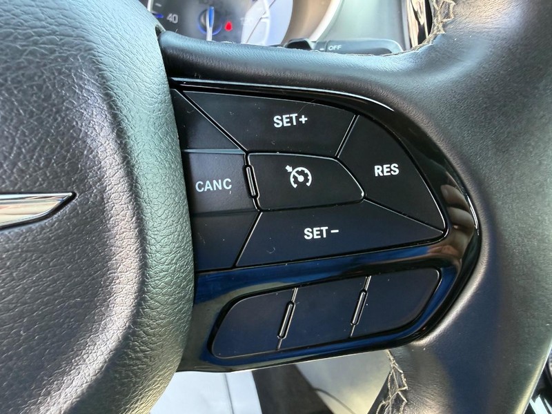 Chrysler Pacifica Vehicle Full-screen Gallery Image 15