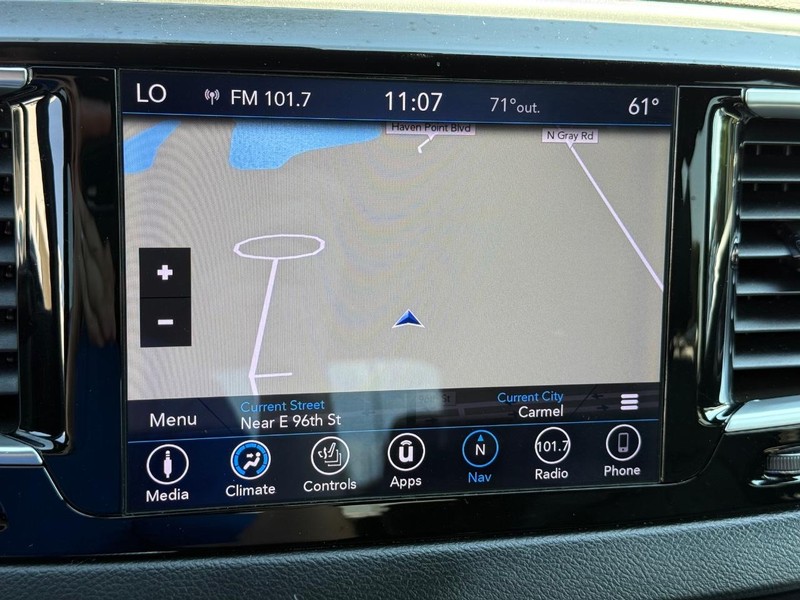 Chrysler Pacifica Vehicle Full-screen Gallery Image 17