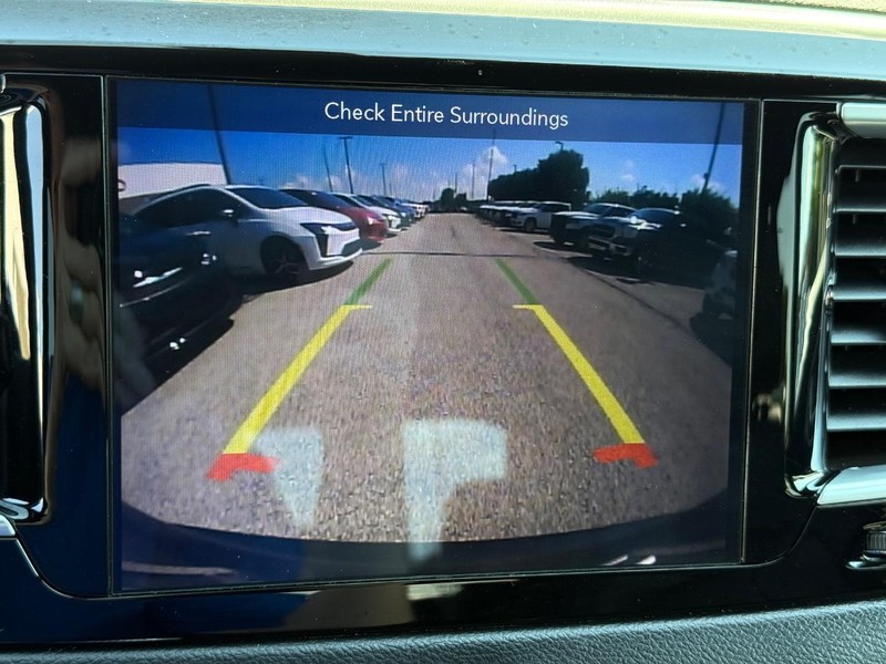 Chrysler Pacifica Vehicle Full-screen Gallery Image 18