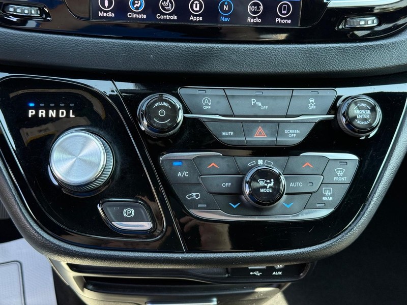 Chrysler Pacifica Vehicle Full-screen Gallery Image 19