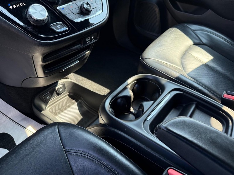 Chrysler Pacifica Vehicle Full-screen Gallery Image 20