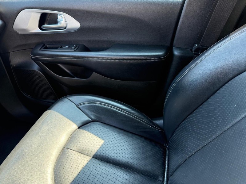 Chrysler Pacifica Vehicle Full-screen Gallery Image 21