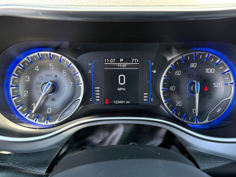 Chrysler Pacifica Vehicle Full-screen Gallery Image 22