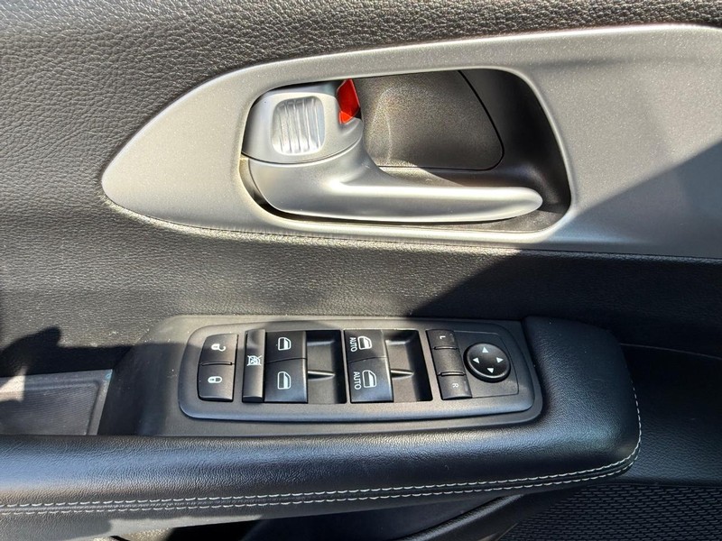 Chrysler Pacifica Vehicle Full-screen Gallery Image 24