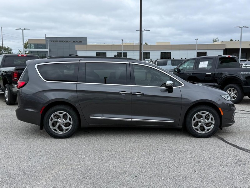 Chrysler Pacifica Vehicle Full-screen Gallery Image 02