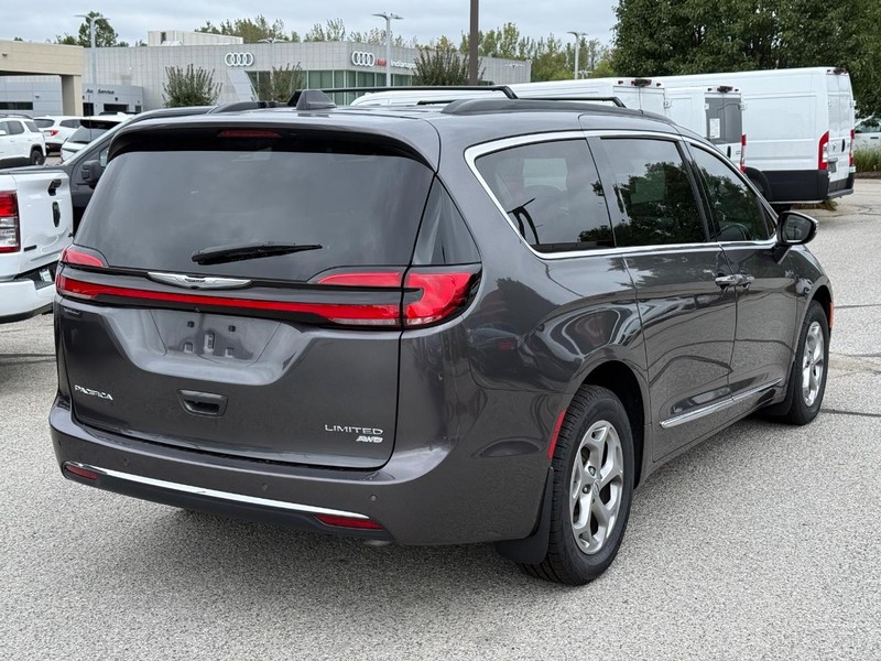 Chrysler Pacifica Vehicle Full-screen Gallery Image 03