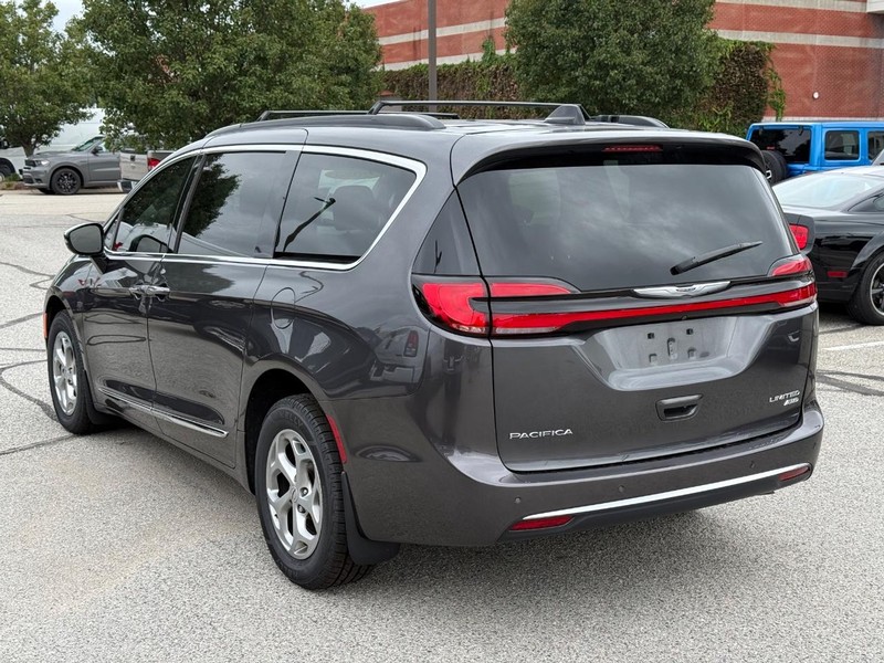 Chrysler Pacifica Vehicle Full-screen Gallery Image 05