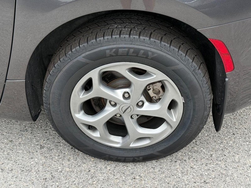 Chrysler Pacifica Vehicle Full-screen Gallery Image 06