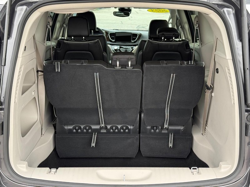 Chrysler Pacifica Vehicle Full-screen Gallery Image 07
