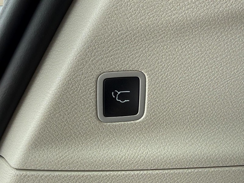Chrysler Pacifica Vehicle Full-screen Gallery Image 08