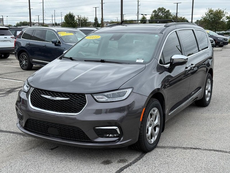 Chrysler Pacifica Vehicle Full-screen Gallery Image 09