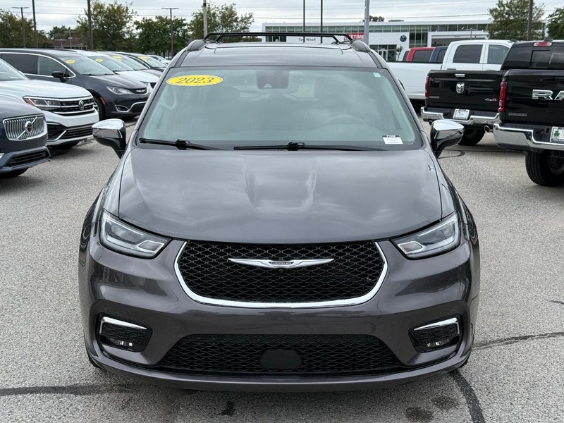 Chrysler Pacifica Vehicle Full-screen Gallery Image 10