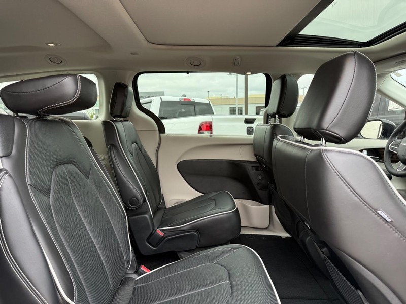Chrysler Pacifica Vehicle Full-screen Gallery Image 11