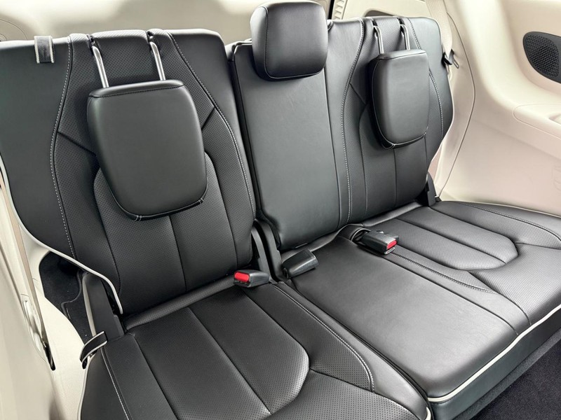 Chrysler Pacifica Vehicle Full-screen Gallery Image 12