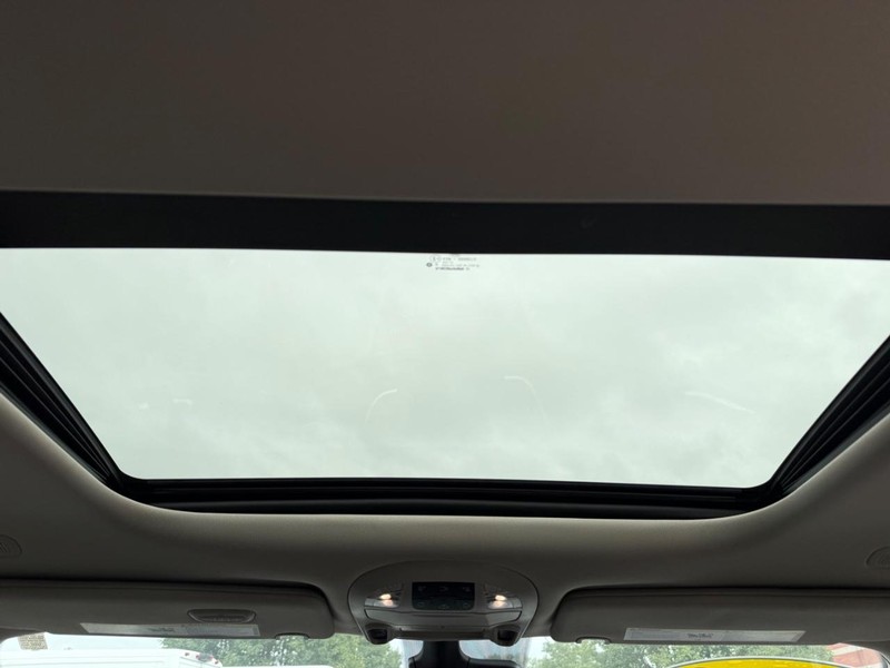 Chrysler Pacifica Vehicle Full-screen Gallery Image 13