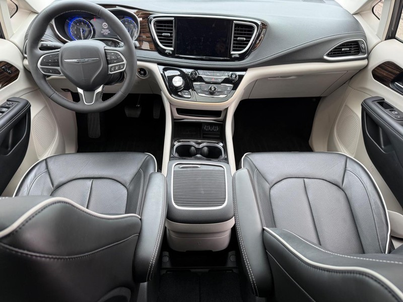 Chrysler Pacifica Vehicle Full-screen Gallery Image 14