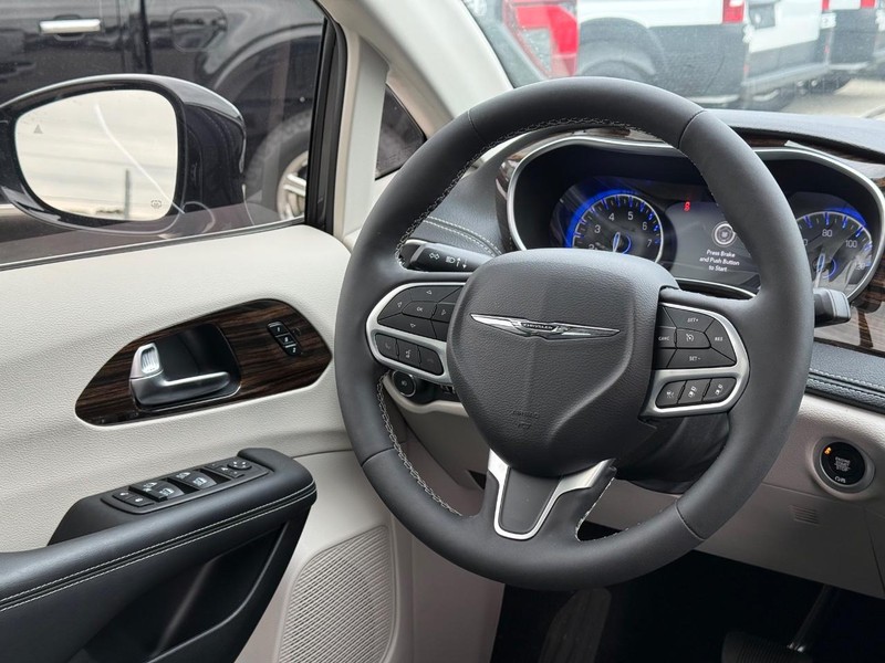 Chrysler Pacifica Vehicle Full-screen Gallery Image 15