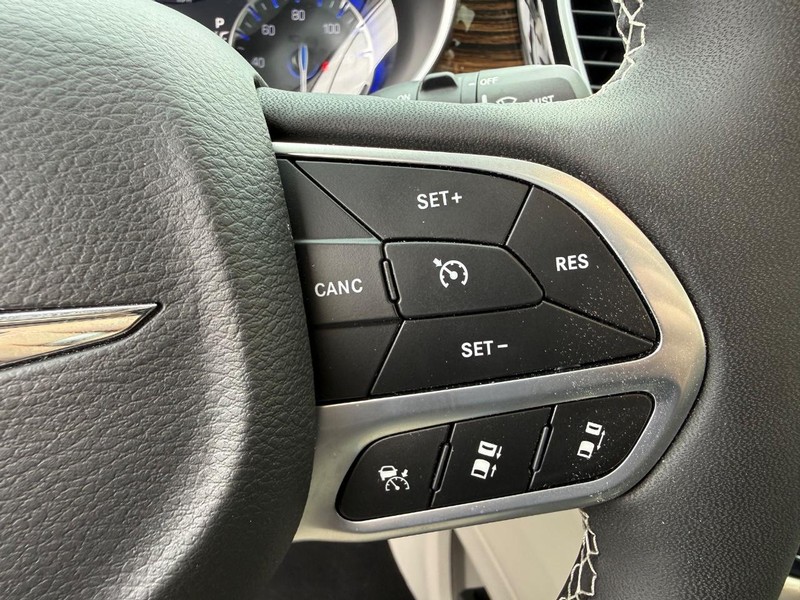 Chrysler Pacifica Vehicle Full-screen Gallery Image 17
