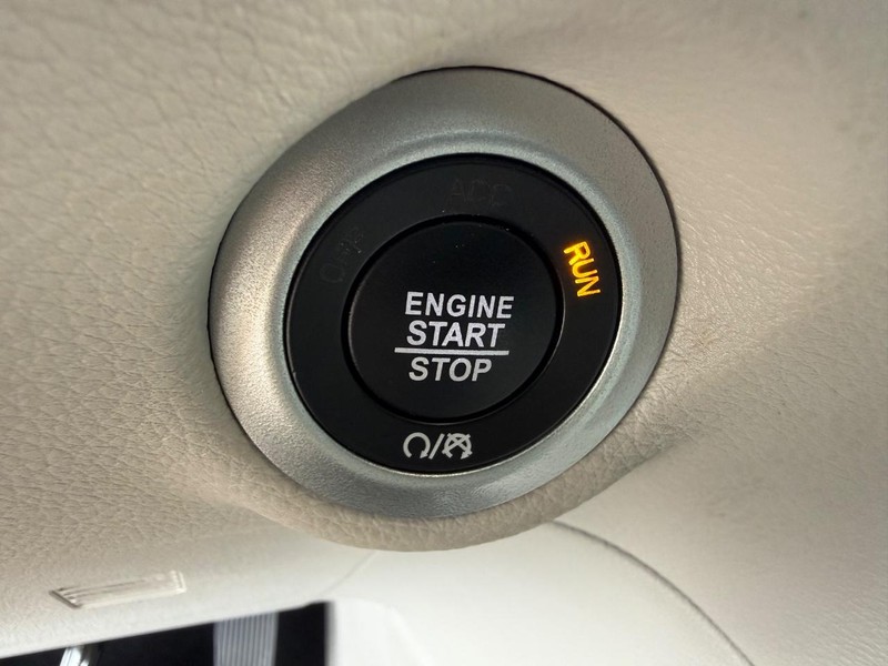 Chrysler Pacifica Vehicle Full-screen Gallery Image 18