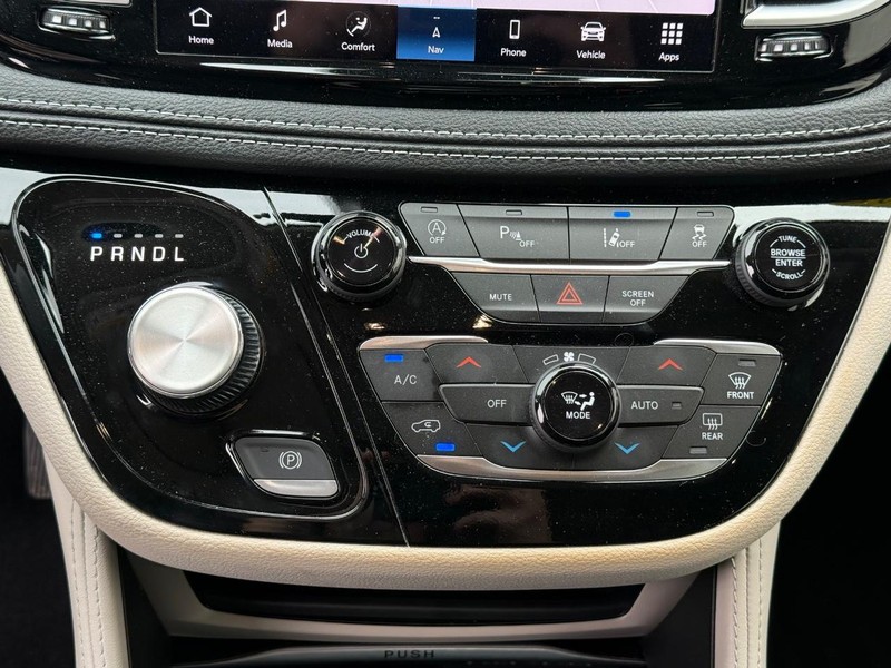 Chrysler Pacifica Vehicle Full-screen Gallery Image 21