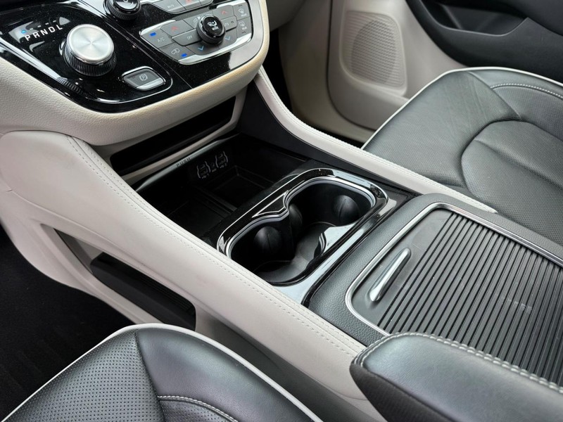 Chrysler Pacifica Vehicle Full-screen Gallery Image 22