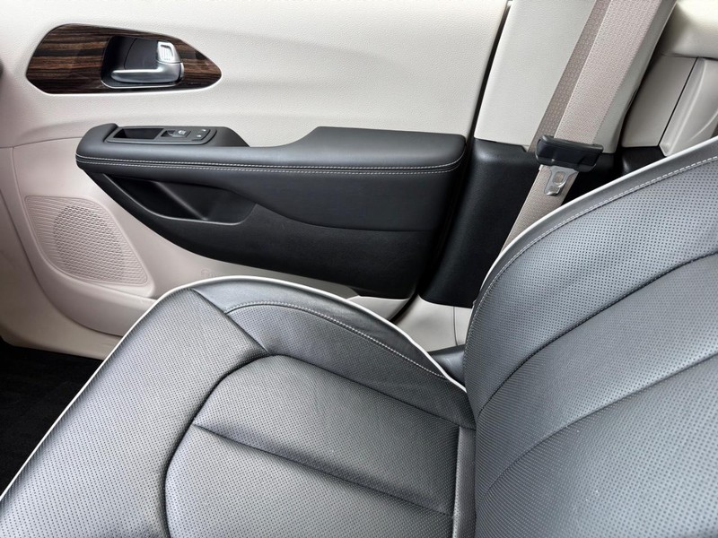Chrysler Pacifica Vehicle Full-screen Gallery Image 23