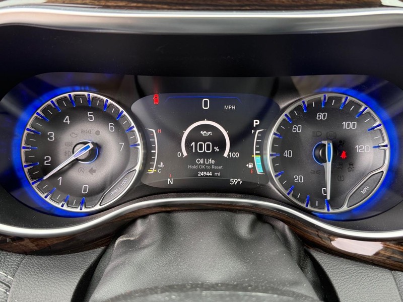 Chrysler Pacifica Vehicle Full-screen Gallery Image 24