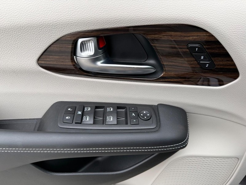 Chrysler Pacifica Vehicle Full-screen Gallery Image 26
