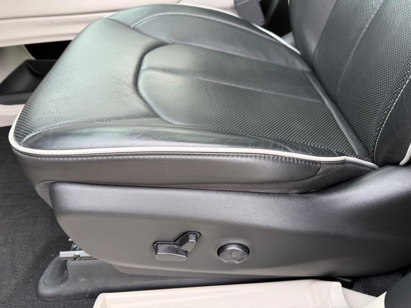 Chrysler Pacifica Vehicle Full-screen Gallery Image 27