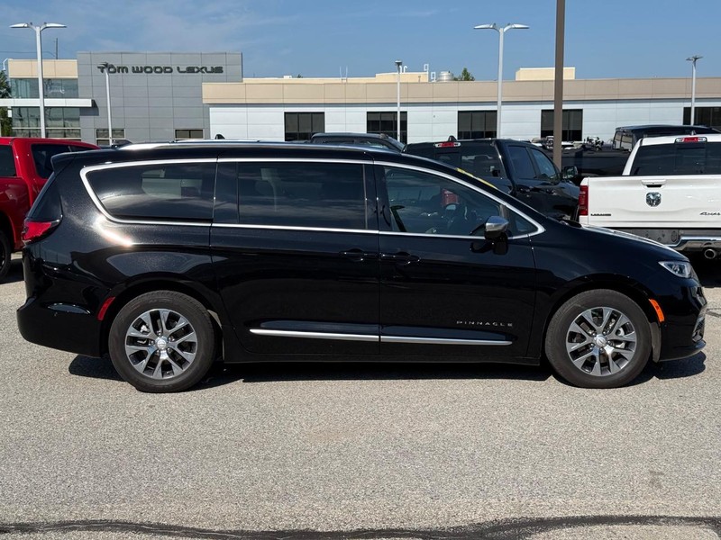 Chrysler Pacifica Vehicle Full-screen Gallery Image 02