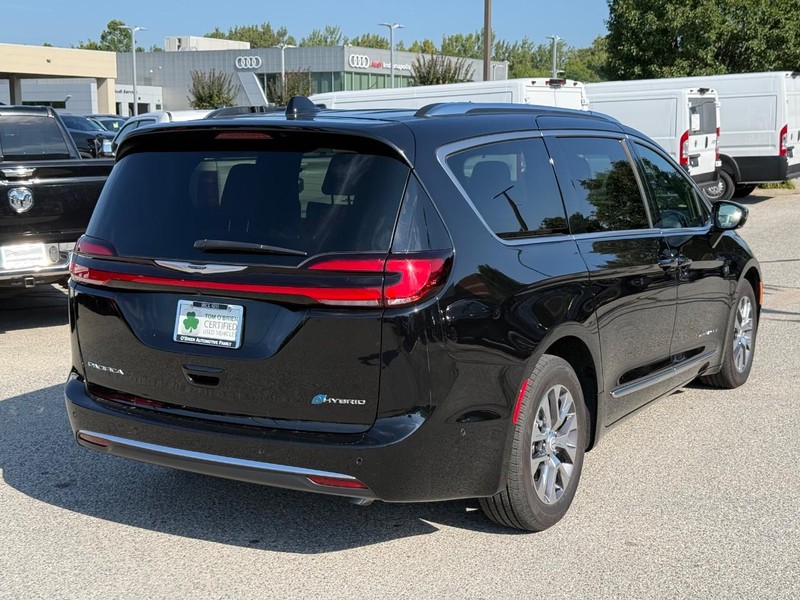 Chrysler Pacifica Vehicle Full-screen Gallery Image 03