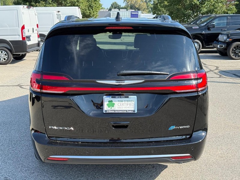 Chrysler Pacifica Vehicle Full-screen Gallery Image 04