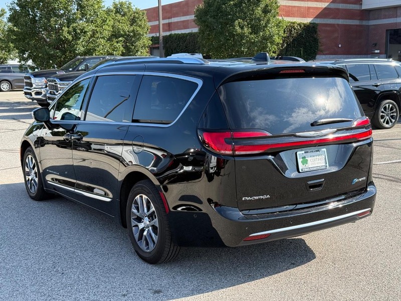 Chrysler Pacifica Vehicle Full-screen Gallery Image 05