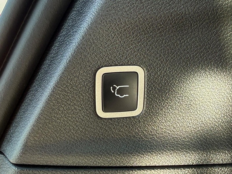 Chrysler Pacifica Vehicle Full-screen Gallery Image 08