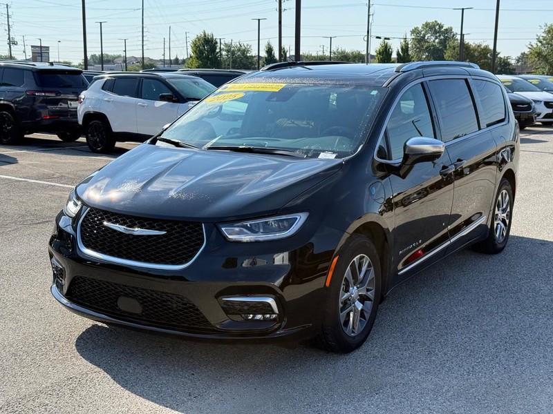 Chrysler Pacifica Vehicle Full-screen Gallery Image 09