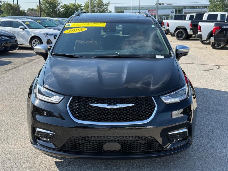 Chrysler Pacifica Vehicle Full-screen Gallery Image 10