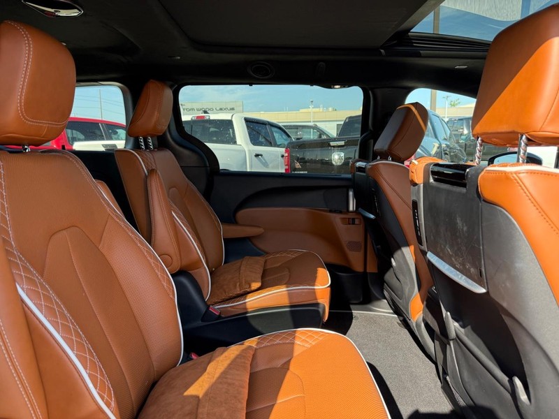 Chrysler Pacifica Vehicle Full-screen Gallery Image 11