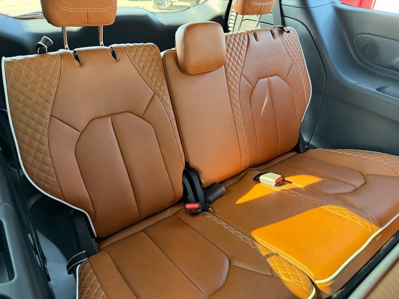 Chrysler Pacifica Vehicle Full-screen Gallery Image 12