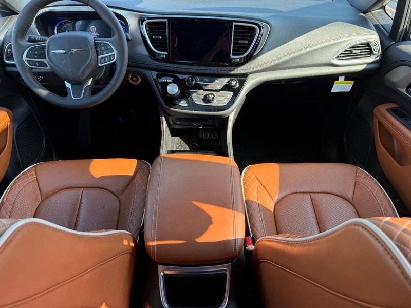 Chrysler Pacifica Vehicle Full-screen Gallery Image 14
