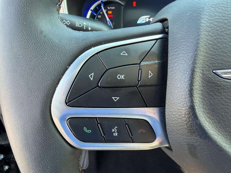 Chrysler Pacifica Vehicle Full-screen Gallery Image 16