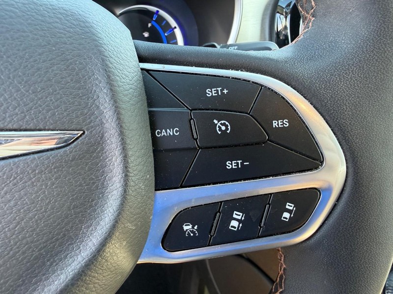 Chrysler Pacifica Vehicle Full-screen Gallery Image 17
